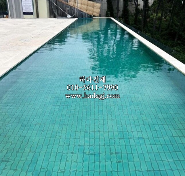 직각 모자이크타일 68x136x6.5T 티파니 유광 / 하다건재