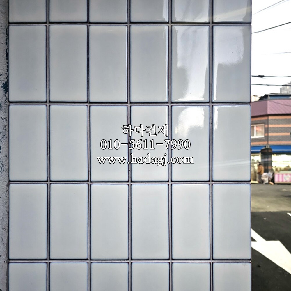 직각 모자이크타일 68x136x6.5T 밀크 유광 / 하다건재