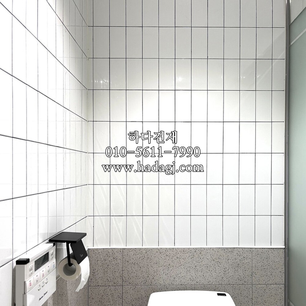 직각 모자이크타일 68x136x6.5T 화이트 유광 / 하다건재