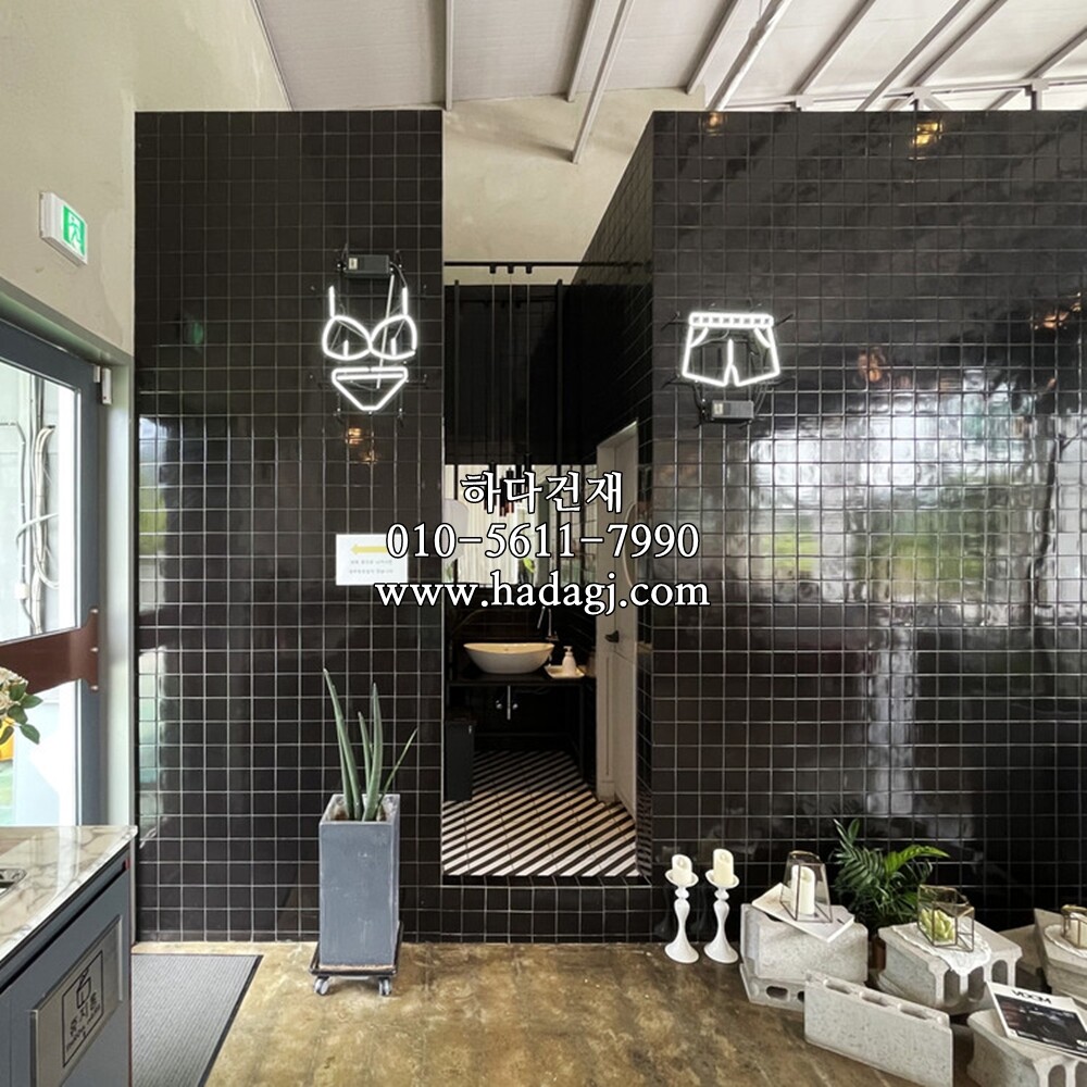 정각 모자이크타일 97x97x6T 블랙 유광 / 하다건재