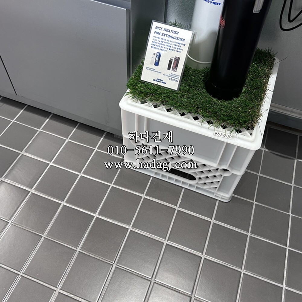 정각 모자이크타일 97x97x6T 다크그레이 무광 / 하다건재