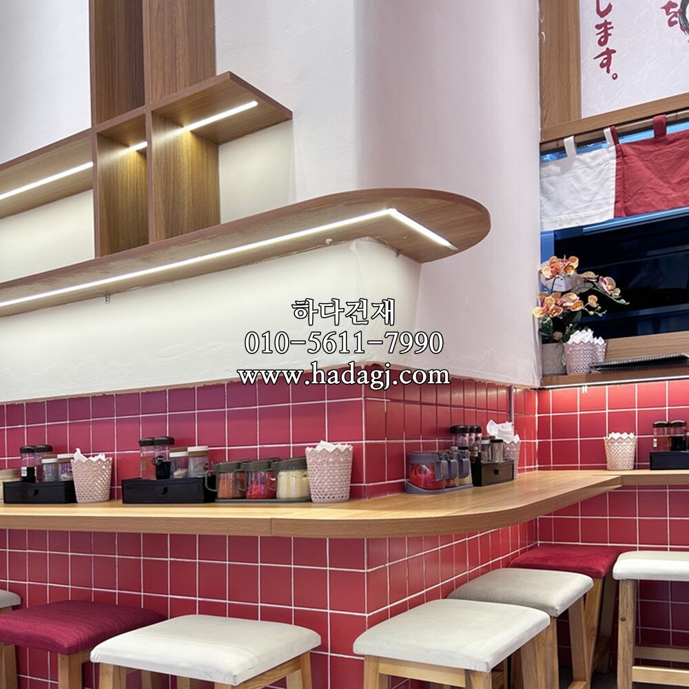 정각 모자이크타일 97x97x6T 레드 유광 / 하다건재