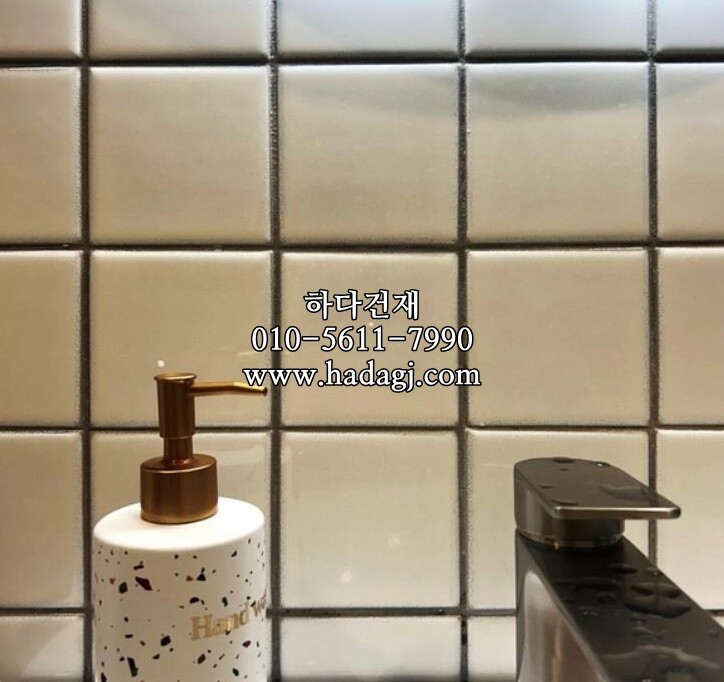 정각 모자이크타일 97x97x6T 밀크 유광 / 하다건재