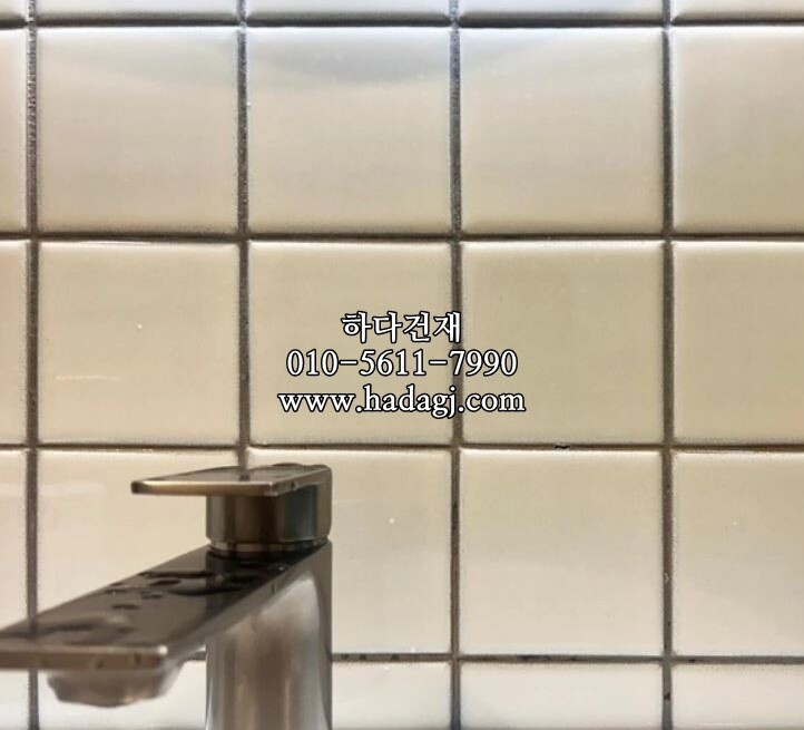 정각 모자이크타일 97x97x6T 밀크 유광 / 하다건재