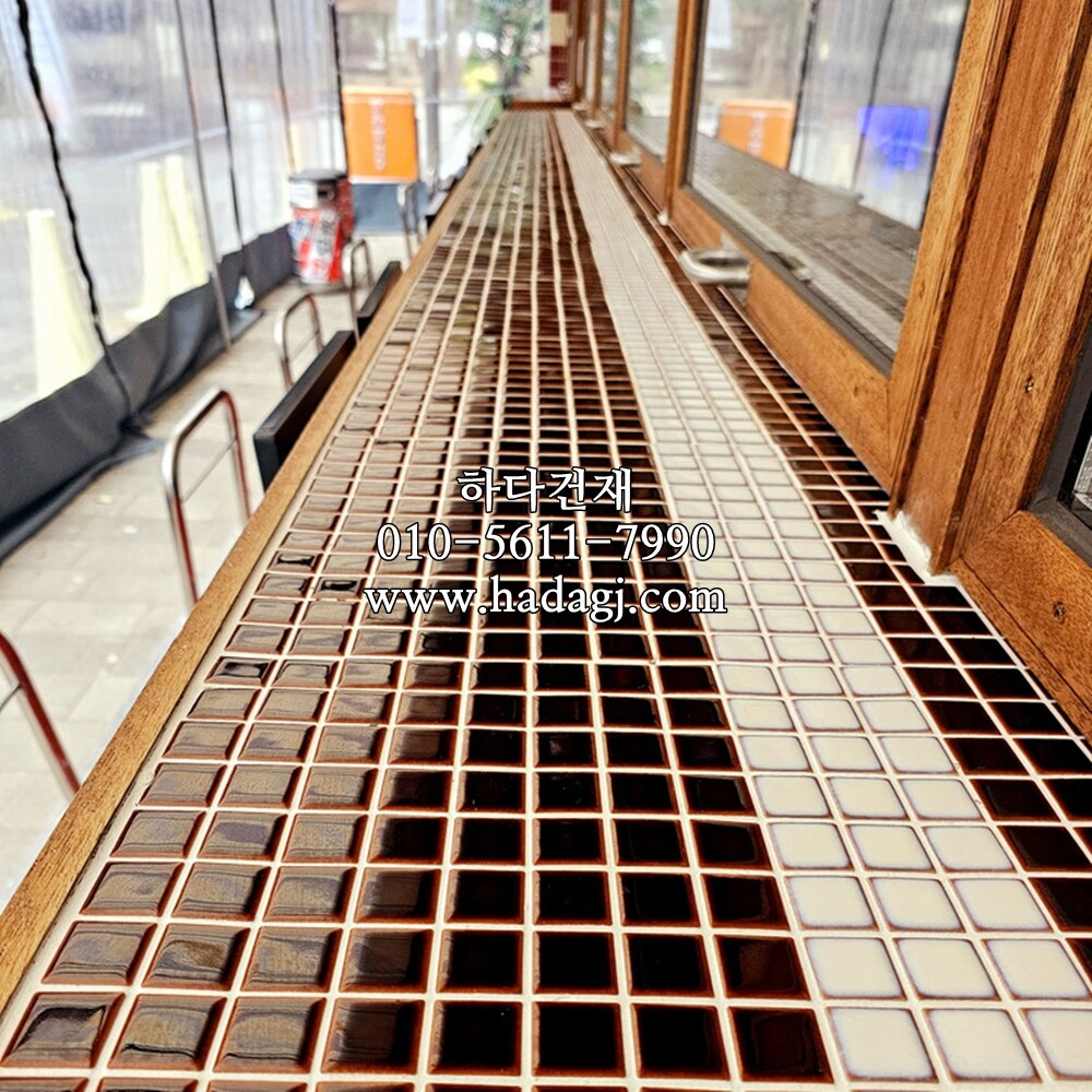 정각 모자이크타일 25x25x6T 밀크 유광 / 하다건재