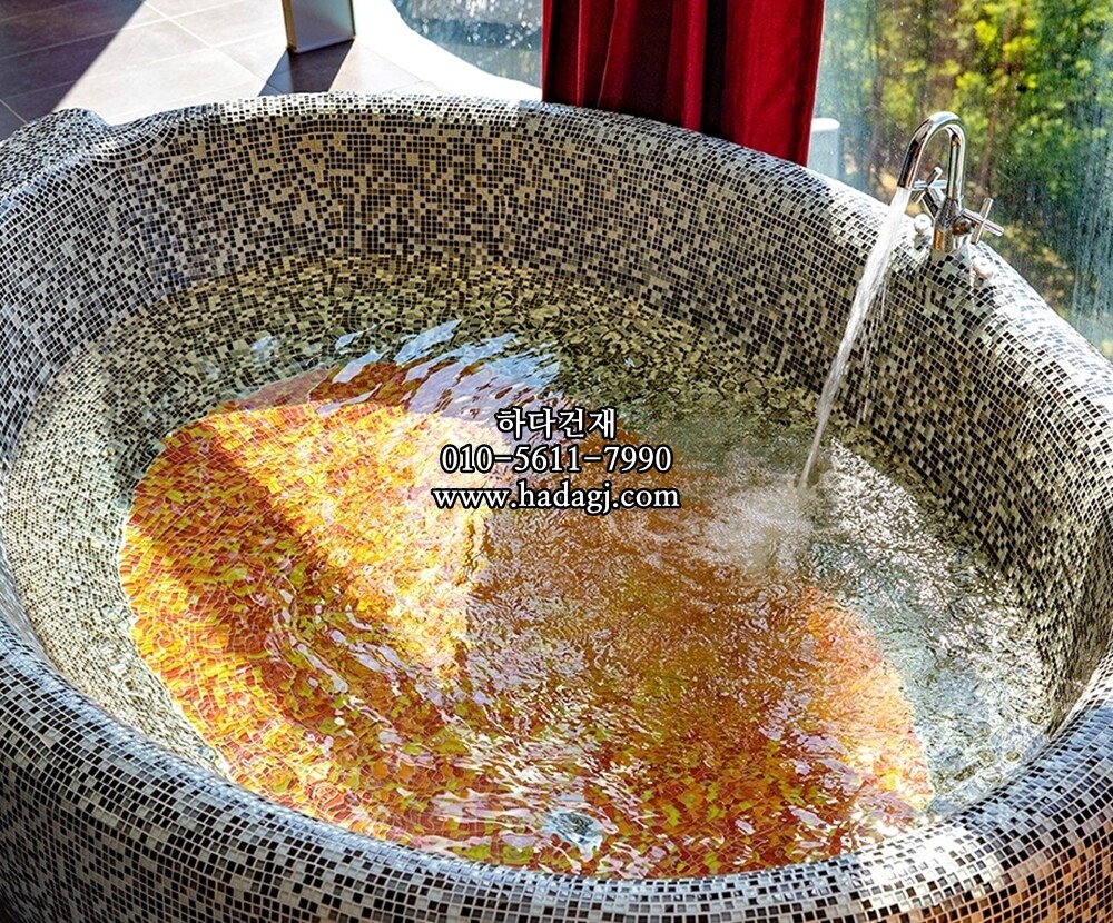 유리 모자이크타일 10x10x3T 블랙믹스 유광 / 하다건재