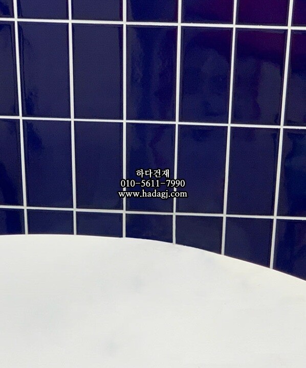 직사각 모자이크타일 68x136x7T 퍼플 유광 자기질타일 / 하다건재