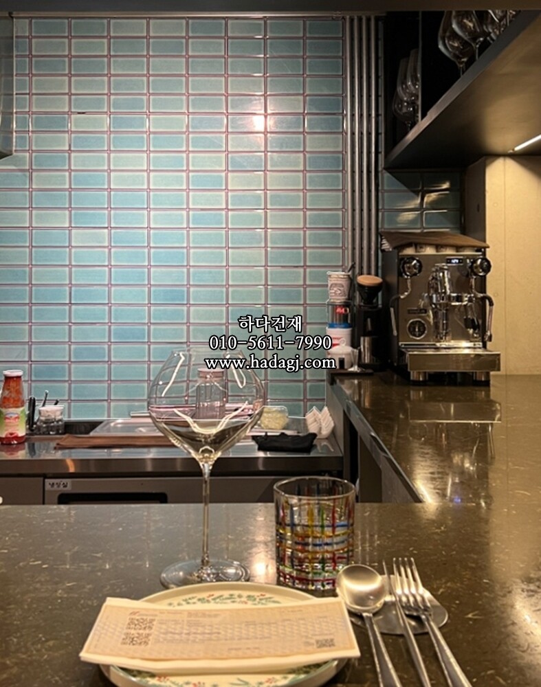 직사각 모자이크타일 68x136x7T 오팔 유광 자기질타일 / 하다건재