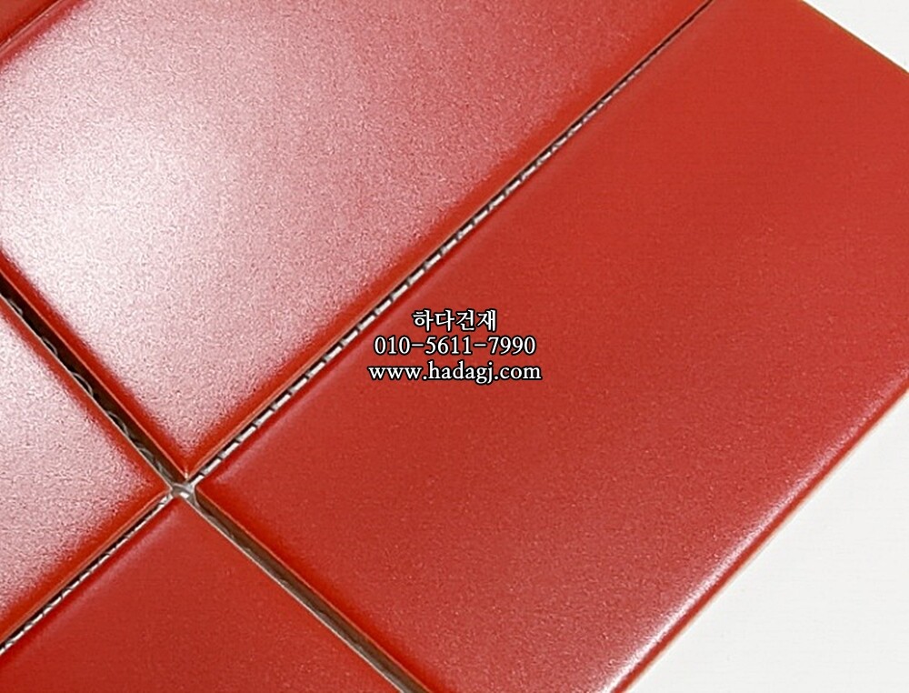 직사각 모자이크타일 68x136x7T 레드 무광 자기질타일 / 하다건재