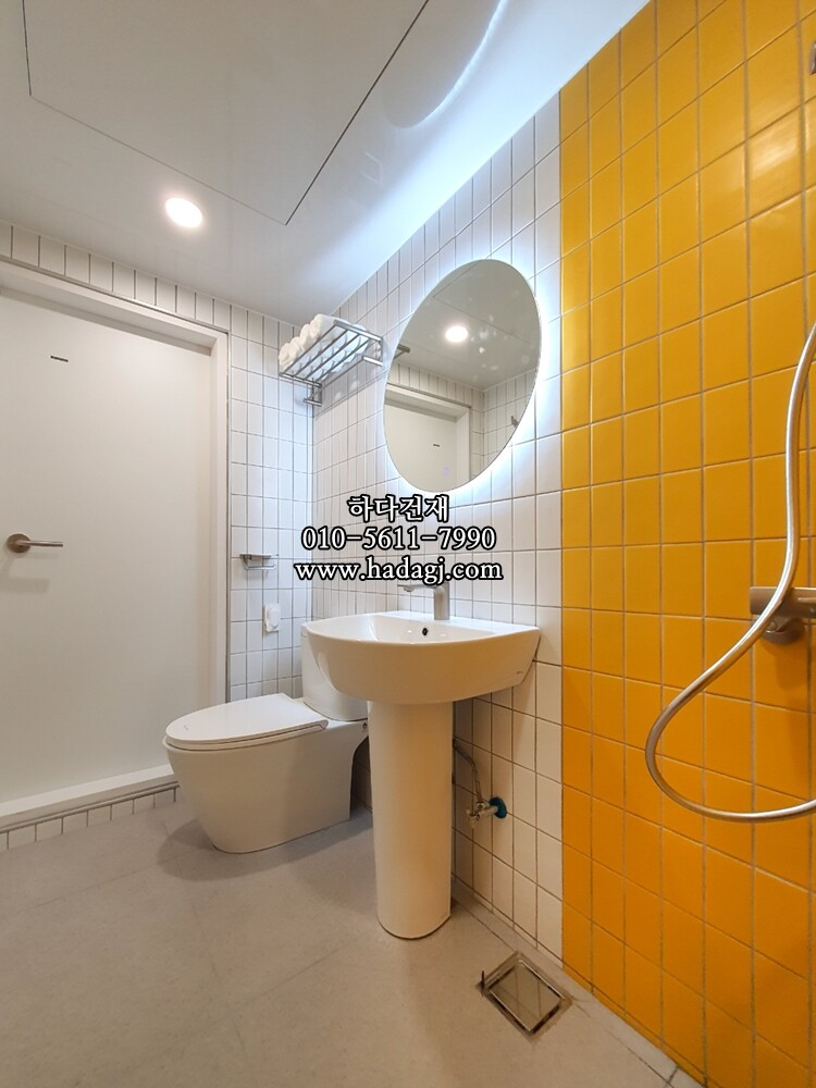 직사각 모자이크타일 68x136x7T 옐로우 무광 자기질타일 / 하다건재