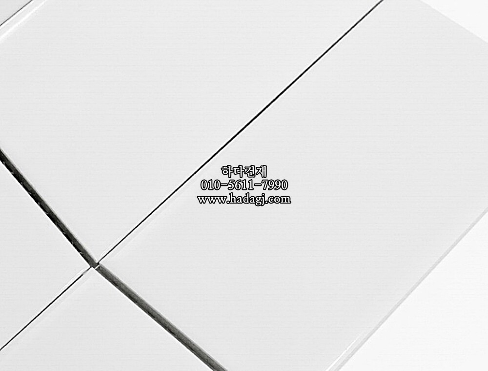 직사각 모자이크타일 68x136x7T 화이트 유광 자기질타일 / 하다건재