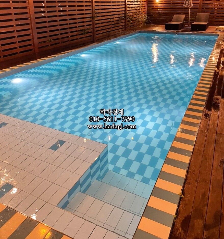 직사각 모자이크타일 68x136x7T 화이트 유광 자기질타일 / 하다건재