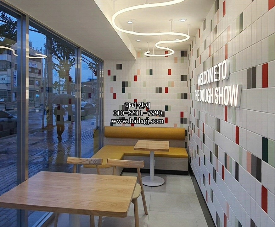 직사각 모자이크타일 68x136x7T 화이트 무광 자기질타일 / 하다건재