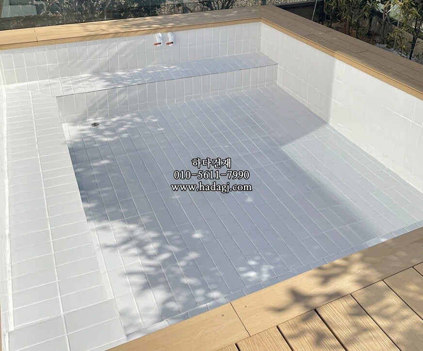 직사각 모자이크타일 68x136x7T 화이트 무광 자기질타일 / 하다건재