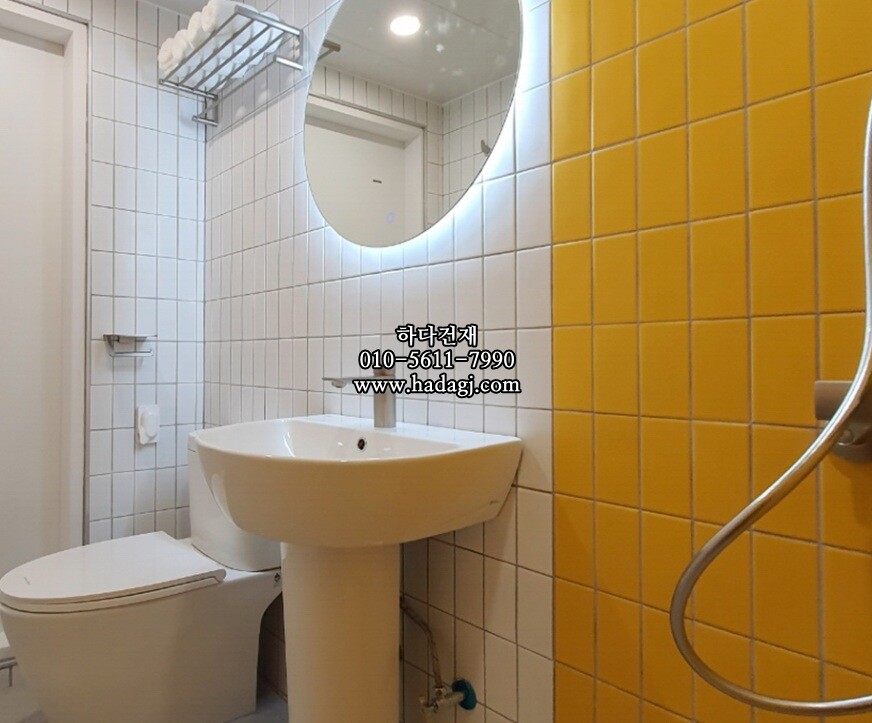 직사각 모자이크타일 68x136x7T 화이트 무광 자기질타일 / 하다건재