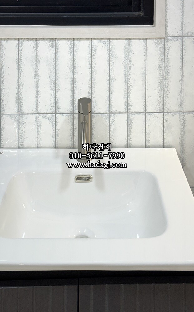 자기질타일 60x240x7.5T 빈티지화이트 유광 세라믹타일 / 하다건재