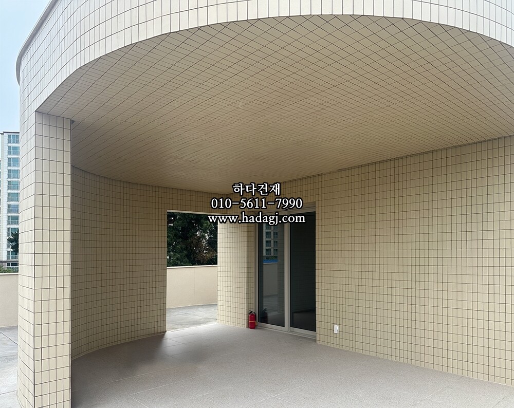 직사각 모자이크타일 60x108x7T 아이보리 무광 자기질타일 / 하다건재