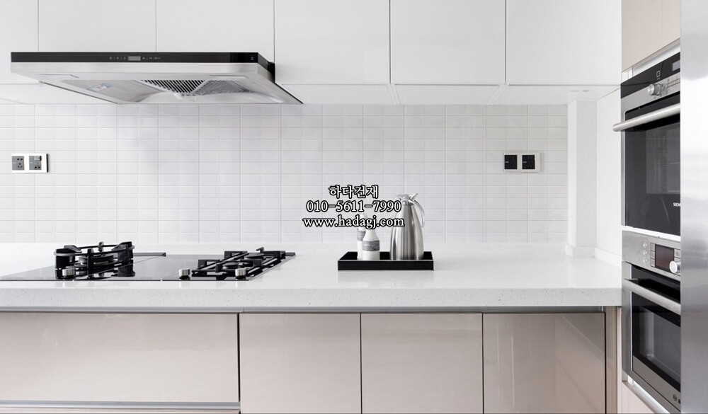 직사각 모자이크타일 60x108x7T 화이트 무광 자기질타일 / 하다건재