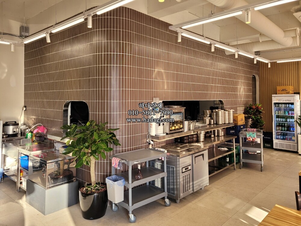 직사각 모자이크타일 45x195x7T 브라운 무광 자기질타일 / 하다건재