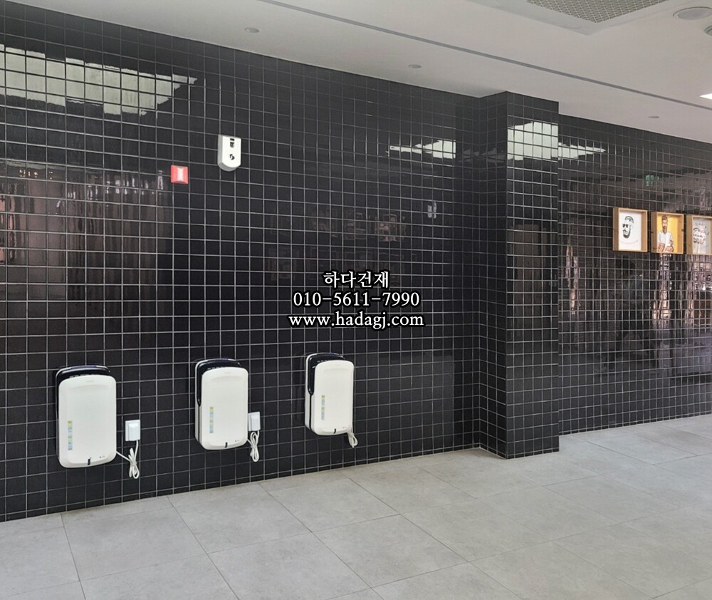 정사각 모자이크타일 97x97x6T 블랙 유광 자기질타일 / 하다건재