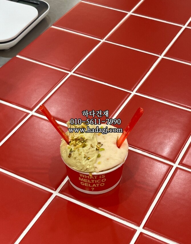 정사각 모자이크타일 97x97x6T 레드 무광 자기질타일 / 하다건재