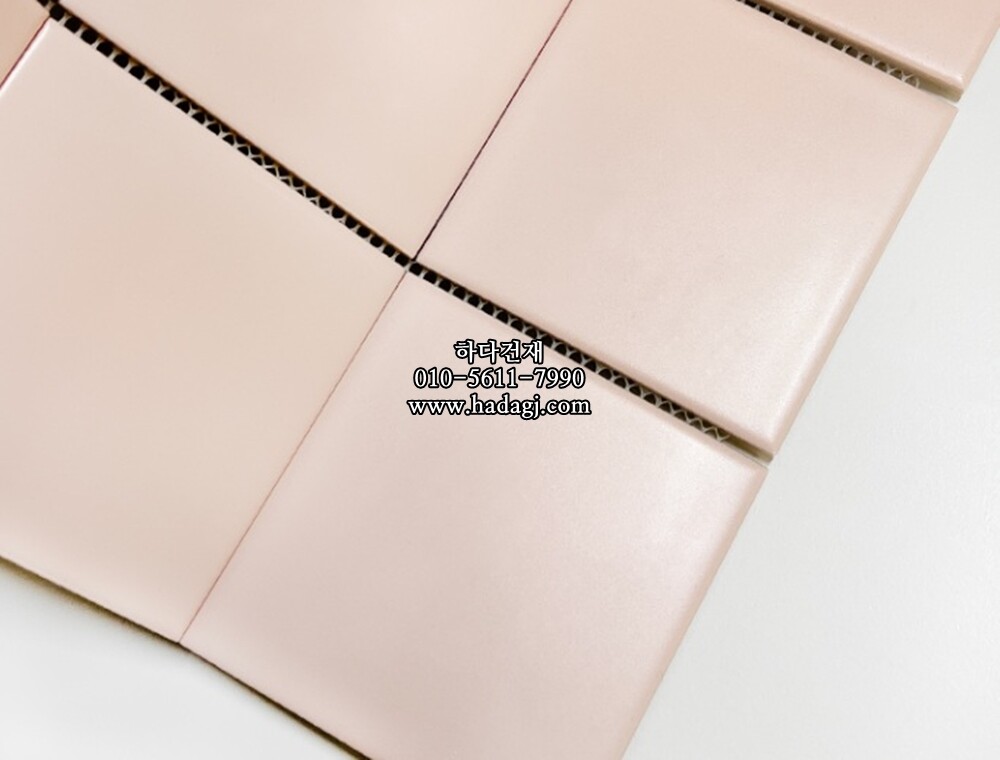 정사각 모자이크타일 97x97x6T 핑크 무광 자기질타일 / 하다건재