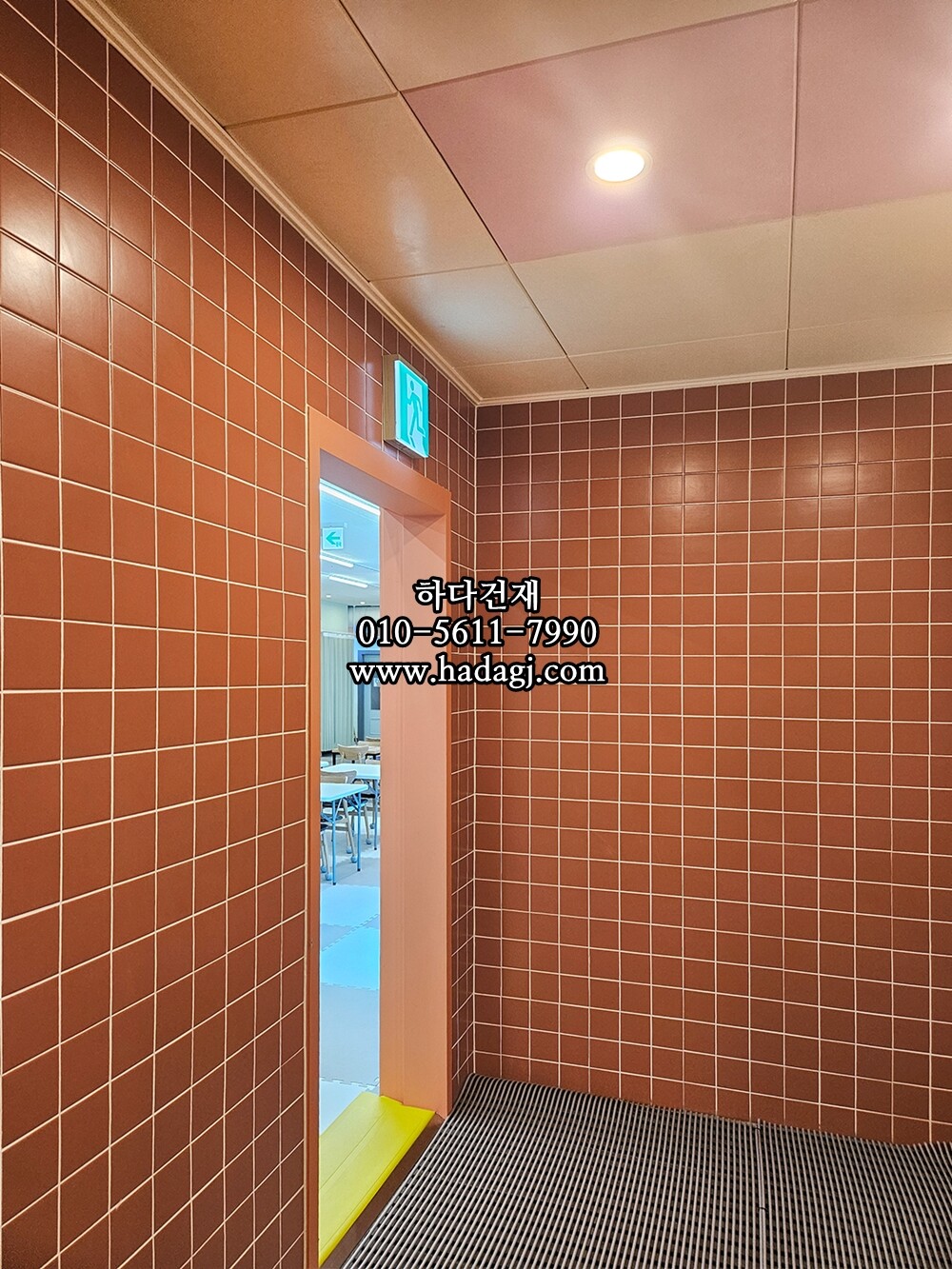 정사각 모자이크타일 97x97x6T 테라코타 무광 자기질타일 / 하다건재