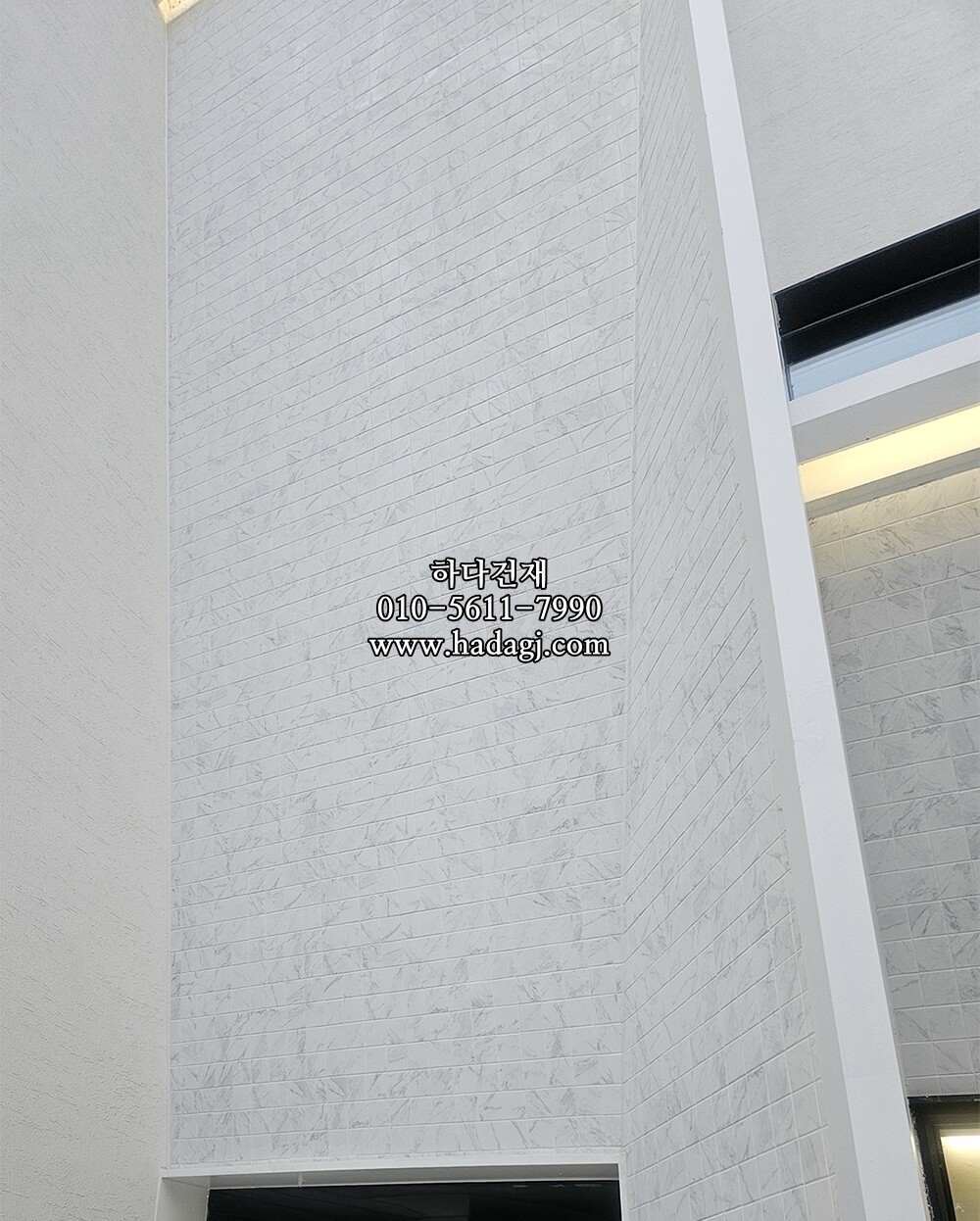 패턴 정사각 모자이크타일 97x97x6T 카라라 화이트 무광 자기질타일 CARRARA / 하다건재