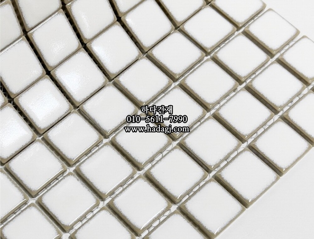 정사각 모자이크타일 25x25x5.5T 밀크 화이트 유광 자기질타일 / 하다건재
