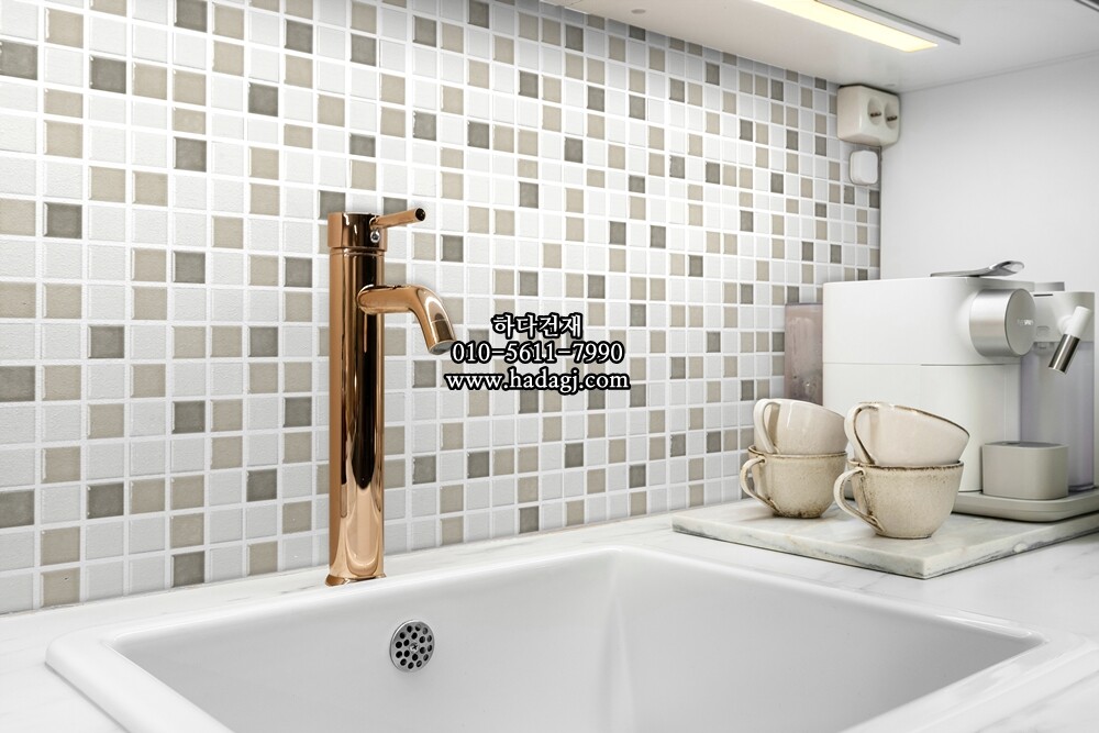 정사각 모자이크타일 25x25x5.5T 베이지 믹스 유광 자기질타일 / 하다건재