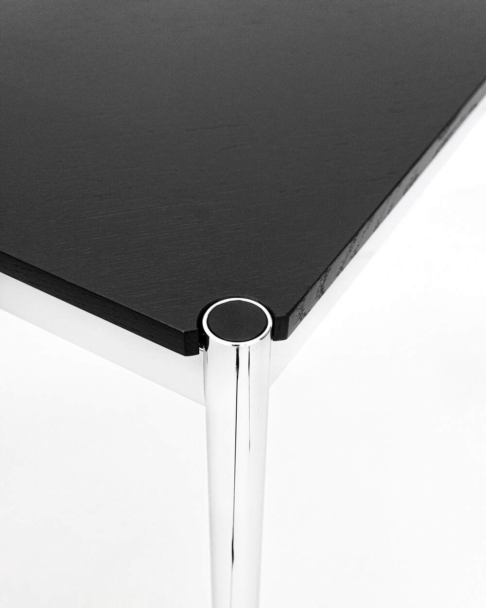 USM haller Triangle Table Oak Black