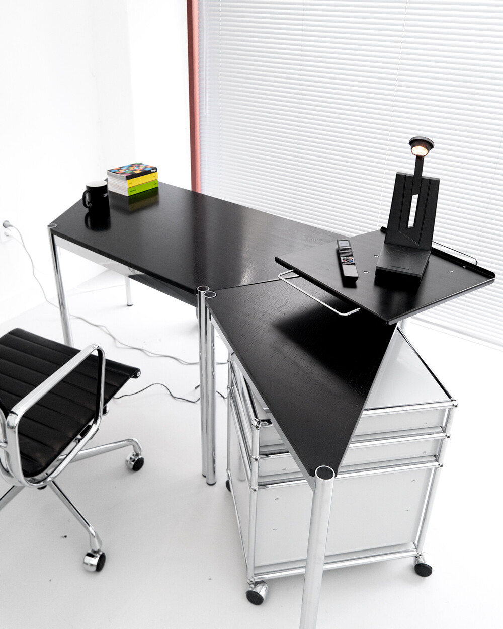 USM haller Triangle Table Oak Black