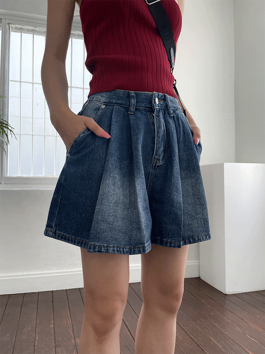 Pleats denim shorts