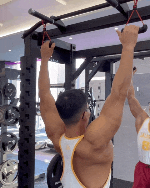 GD 플라이그립으로 로테이션 풀업하는 남성