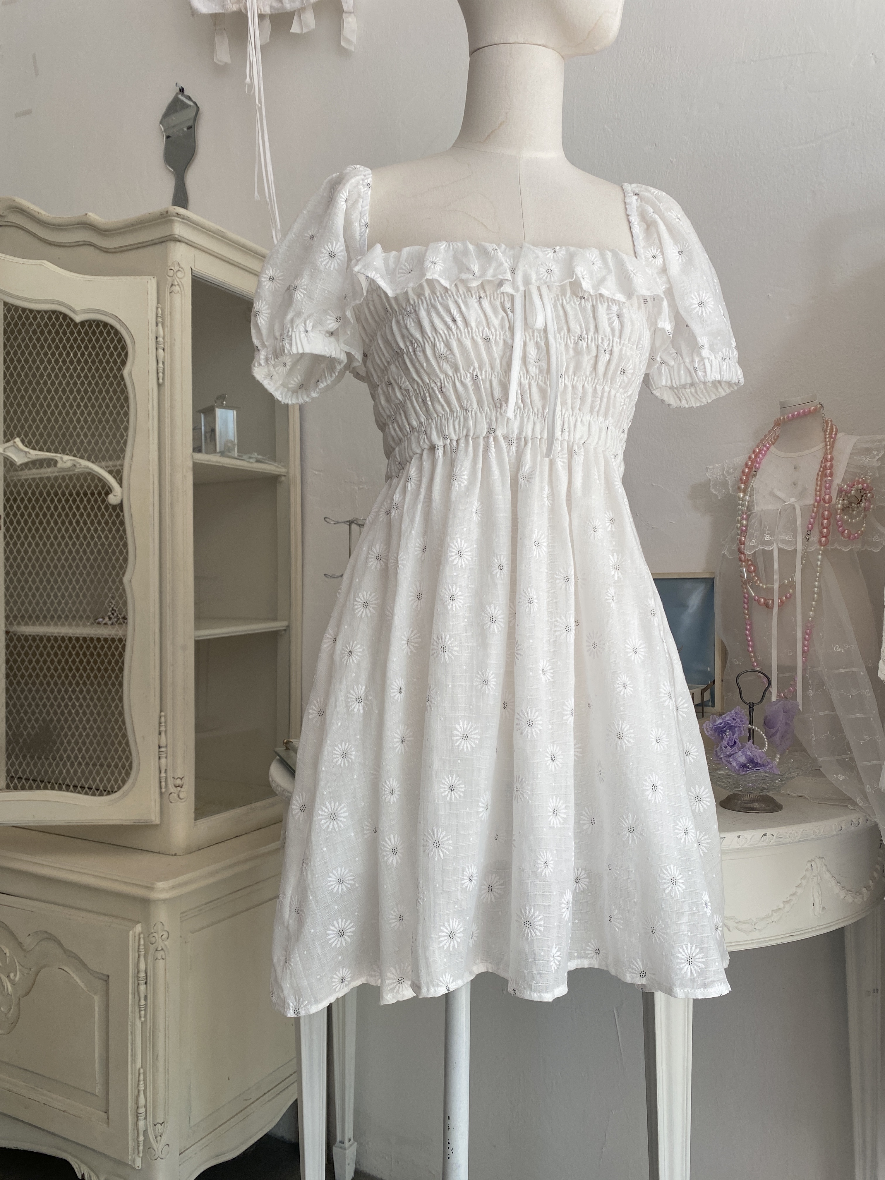 pure white daisy square neck puff dress ( dead stock , new)